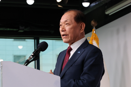 지난 5월3일 황우여 국민의힘 신임 비상대책위원장이 서울 여의도 중앙당사에서 열린 취임 기자회견에서 취임 소감과 비대위 구성 등 운영 방향을 밝히고 있다.<연합뉴스 사진>